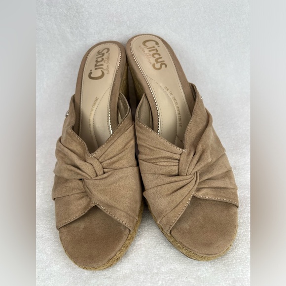 Circus by Sam Eldemen, butter soft suede cushioned wedge - Picture 5 of 6